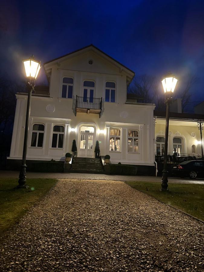 Hotel Dwor Na Wolicy Debica  Esterno foto